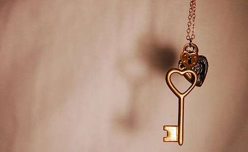 золотая подвеска в виде сердца и скелета, макро, замок, сердце, ключ, HD обои HD wallpaper