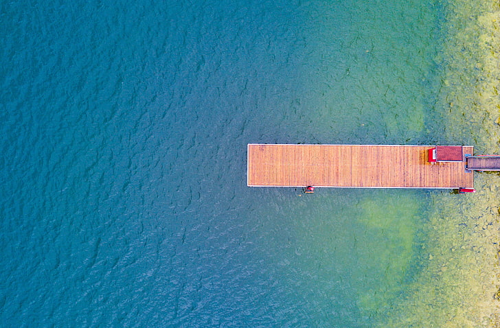茶色の木製ドックサイドと水域、桟橋、青、水、湖、ドローン写真、 HDデスクトップの壁紙