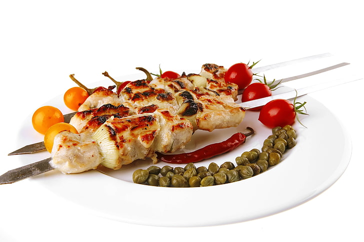gegrilltes Hühnerfleisch, Kebab, Teller, Tomate, weißer Hintergrund, HD-Hintergrundbild