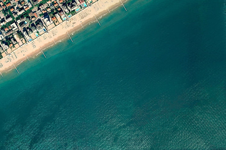 Luftaufnahme des Dorfes neben dem Gewässer, Android Marshmallow, HD-Hintergrundbild