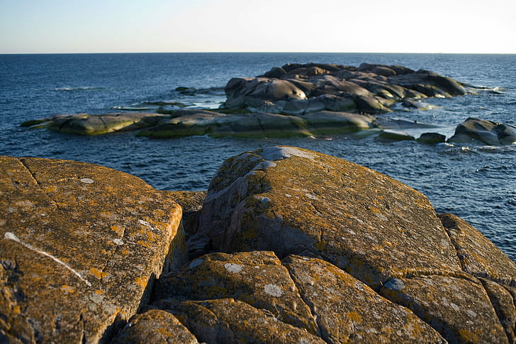 تشكيل صخري على جسم مائي خلال النهار ، صورة مصغرة ، منظر طبيعي ، تكوين صخري ، جسم مائي ، نهار ، منارة bengtskär ، بحر ، غسق ، صخرة - كائن ، طبيعة ، خط ساحلي ، شاطئ ، ماء، خلفية HD