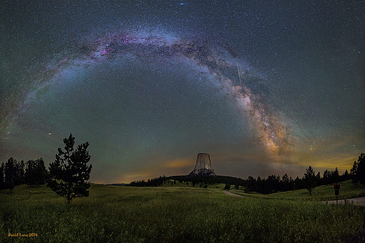 nature, landscape, Milky Way, night, stars, starry night, David Lane, Devil's Tower, Wyoming, USA, trees, field, grass, 2014 (Year), HD wallpaper