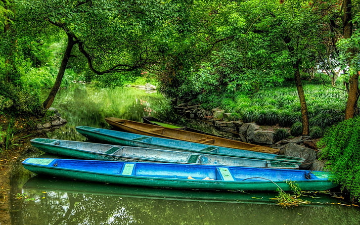 синие и зеленые каноэ, лодки, разноцветные, берег, зелень, деревья, камни, HD обои