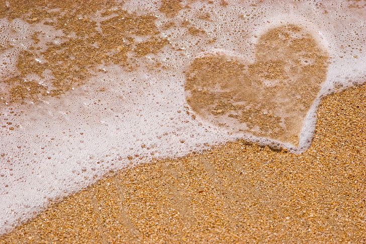 الحب القلب شاطئ الرمال المياه المياه على شكل قلب الحب القلب، خلفية HD