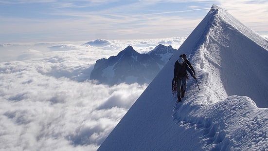 personne qui marche sur la montagne enneigée, montagnes, neige, ciel couvert, pic enneigé, nuages, Fond d'écran HD HD wallpaper
