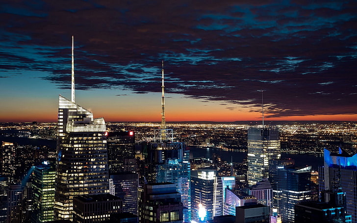 schwarz und braun Betonbau, Fotografie, urban, Gebäude, Nacht, Lichter, Wolkenkratzer, New York City, Abenddämmerung, HD-Hintergrundbild