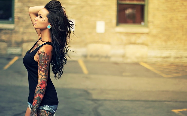 czarny top damski, tatuaż, piercing, kobiety, miejski, długie włosy, modelka, piercing powierzchniowy, Tapety HD