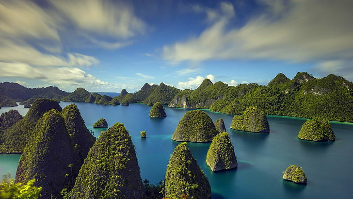 several green islands, nature, landscape, tropical, sea, rock, limestone, Indonesia, clouds, summer, trees, cliff, beach, HD wallpaper