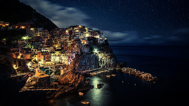 Manarola, Italia, air, lanskap kota, malam, Italia, Manarola, pantai, kota, desa, Cinque Terre, malam, kota, awan, bintang, lampu, Wallpaper HD