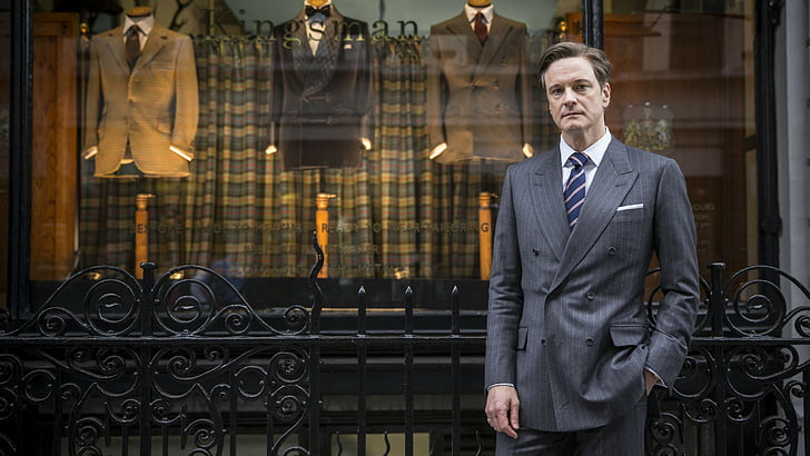 человек в сером пиджаке-пиджаке, стоящий перед черным металлическим забором, Kingsman: The Golden Circle, Colin Firth, 6k, HD обои