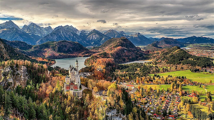 замок, деревня, замок Нойшванштайн, Швангау, Нойшванштайн, Бавария, Германия, Европа, Хоэншвангау, пейзажная фотография, пейзаж, вид с воздуха, аэрофотосъемка, HD обои