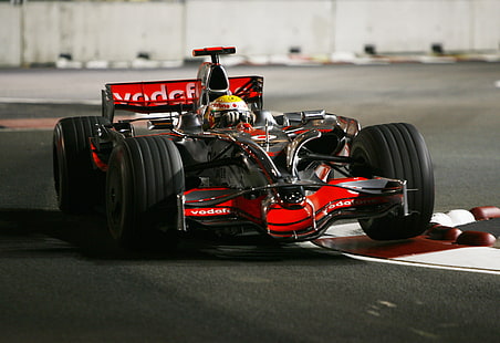 carro de corrida preto e vermelho, noite, pista, 2008, fórmula 1, piloto, piloto, Cingapura, fórmula 1, Lewis Hamilton, McLaren, mp4-23, GP de Cingapura, HD papel de parede HD wallpaper