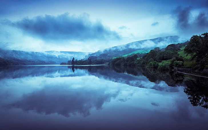 белая и синяя лодка на водоеме, природа, пейзаж, озеро, деревья, горы, туман, синий, вода, отражение, облака, утро, Уэльс, лес, закат, HD обои