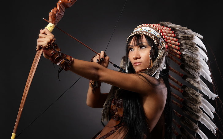 Индианска жена-стрелец, лък, шапка, пера, стрели, модел, HD тапет