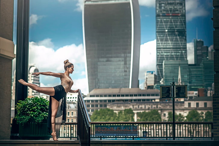 wanita melakukan balet berdiri di samping rial tangan, wanita, balkon, balerina, Marine Fauvet, Dimitry Roulland, Wallpaper HD