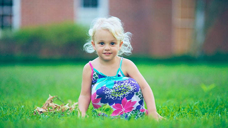 niebiesko-fioletowa sukienka na ramiączkach spaghetti dla dziewczynki, dziewczynka, sukienka, trawa, dziecko, Tapety HD