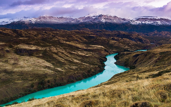 brauner Alpenberg, Landschaft, Natur, trockenes Gras, Fluss, Türkis, Wasser, Berge, Patagonia, schneebedeckte Spitze, Chile, HD-Hintergrundbild
