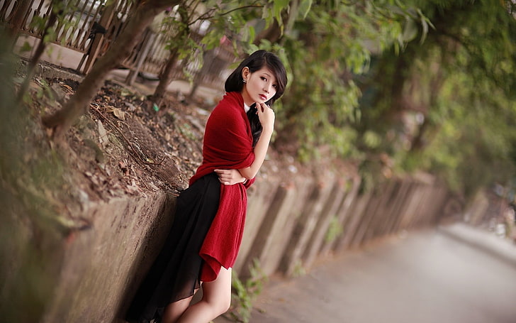 дамска червена жилетка, жена в червена рокля, облечена на стена близо до дървета, жени, рокля, брюнетка, азиатска, червена рокля, смяна на наклон, жени на открито, HD тапет