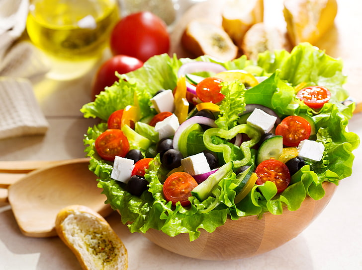 овощной салат, салат, греческий, овощи, огурцы, перец, помидоры, листья, оливки, сыр, еда, тарелка, хлеб, хлеб, масло, HD обои