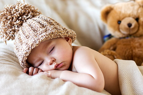 babys bruna stickade bobblehatt, hatt, leksak, barn, baby, björn, söt, sova, sova, Teddy, HD tapet HD wallpaper