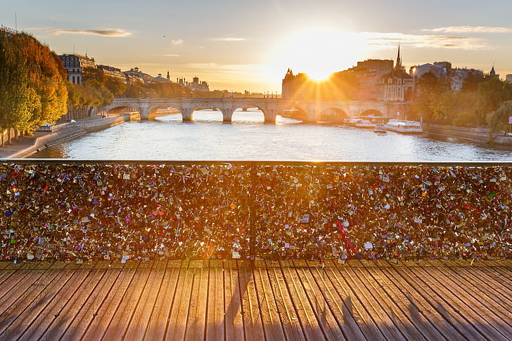 Париж, катинар, град, градски пейзаж, сив бетонен мост, слънце, река, град, Париж, портиер, градски пейзаж, любов, катинар, Франция, лев на слънцето, pont des arts, река Сена, река, HD тапет