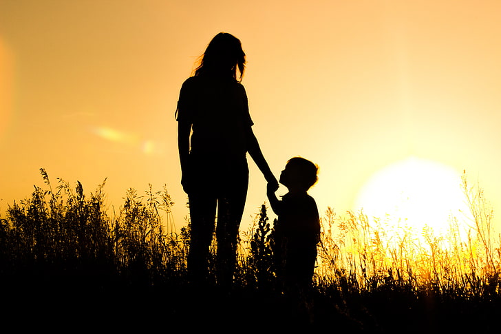 силуетна фотография на жена и дете, слънце, залез, силуети, майка, син, HD тапет