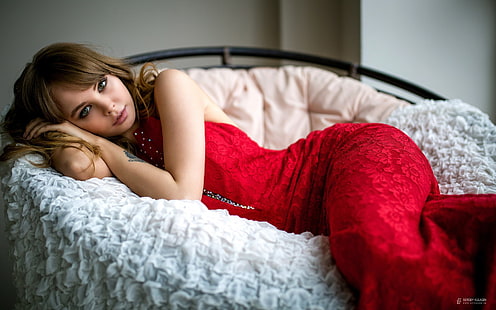 wanita, Anastasia Scheglova, berambut pirang, gaun merah, tato, di tempat tidur, potret, berambut cokelat, Wallpaper HD HD wallpaper
