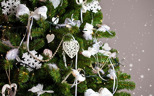 Весела, Коледа, декорация, бяло и зелено коледно дърво, топки, Коледа, Нова година, декорация, Весела, коледно дърво, HD тапет HD wallpaper