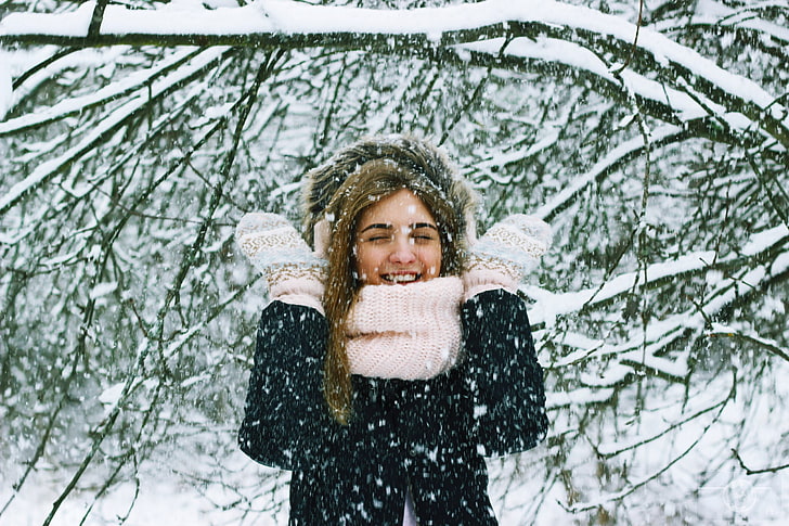 snow, winter, women outdoors, Vitaly Plyaskin, women, black coat, coats, gloves, smiling, laughing, HD wallpaper