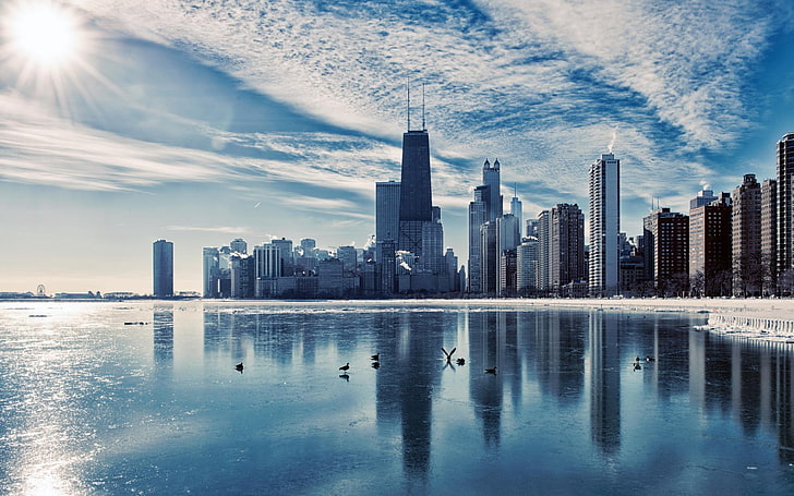 مبنى شاهق رمادي اللون بالقرب من البحر تحت السحب البيضاء مع شمس بالنهار ، منظر للمدينة ، بناء ، بحر ، ثلج ، شيكاغو ، بلمونت هاربور، خلفية HD