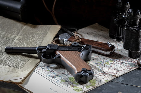 pistola lugger preto e marrom, arma, mapa, jornal, binóculos, Parabellum, P08, Luger, HD papel de parede HD wallpaper