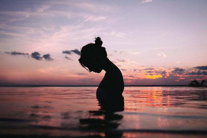 silhouette de femme, silhouette de femme sur le plan d'eau, silhouette, modèle, mer, coucher de soleil, paysage, ciel, nuages, Fond d'écran HD