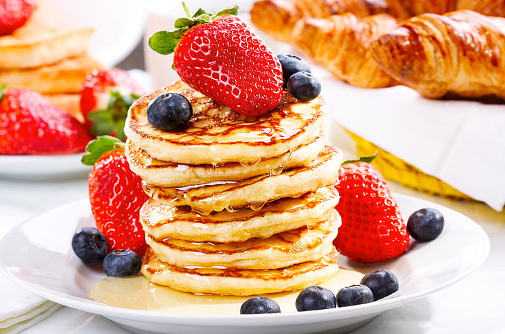strawberry and blueberry pancake, berries, blueberries, strawberry, honey, pancakes, croissants, HD wallpaper