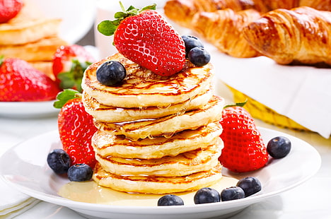 pancake alla fragola e mirtillo, frutti di bosco, mirtilli, fragola, miele, frittelle, cornetti, Sfondo HD HD wallpaper