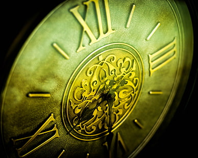 едър план, часовник, мед, античен, римски цифри, циферблат на часовника, стенен часовник, време, жълт аналогов стенен часовник, часовник, мед, античен, римски цифри, циферблат, стенен часовник, време, HD тапет HD wallpaper