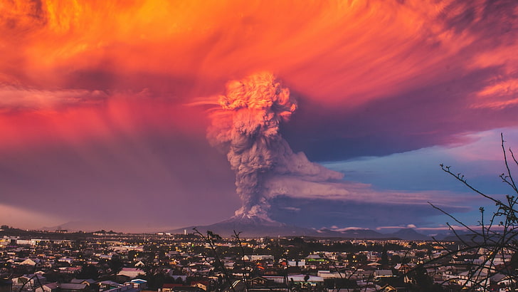 budynki, wulkan Calbuco, chmury, erupcje, krajobraz, Chile, Puerto Montt, wulkan, dym, zachód słońca, światło słoneczne, miasto, przyroda, fotografia, Tapety HD