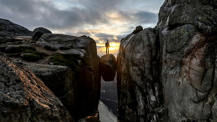 persona de pie sobre una roca en medio del acantilado fondo de pantalla, roca, hombres, río, puesta de sol, silueta, montañas, personas, formación rocosa, valle, Fondo de pantalla HD