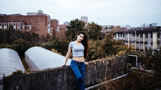 женский серый укороченный топ без рукавов и синие джинсовые джинсы, азиатка, джинсы, животик, укороченный топ, HD обои HD wallpaper