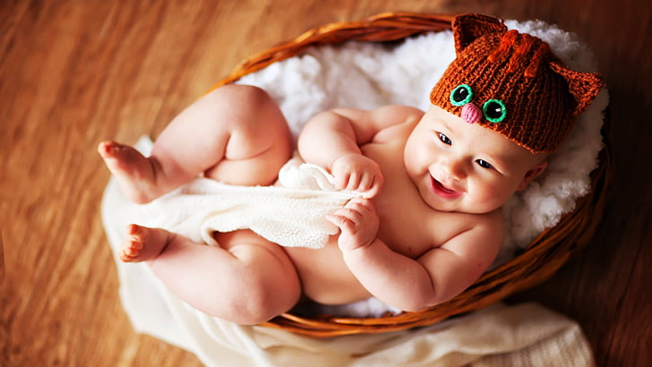 brązowa dzianinowa czapka niemowlęca, oczy, czapka, koszyk, niemowlę, uśmiechnięta, Tapety HD