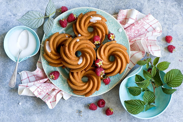 five biscuits, cakes, plates, leaves, raspberries, HD wallpaper