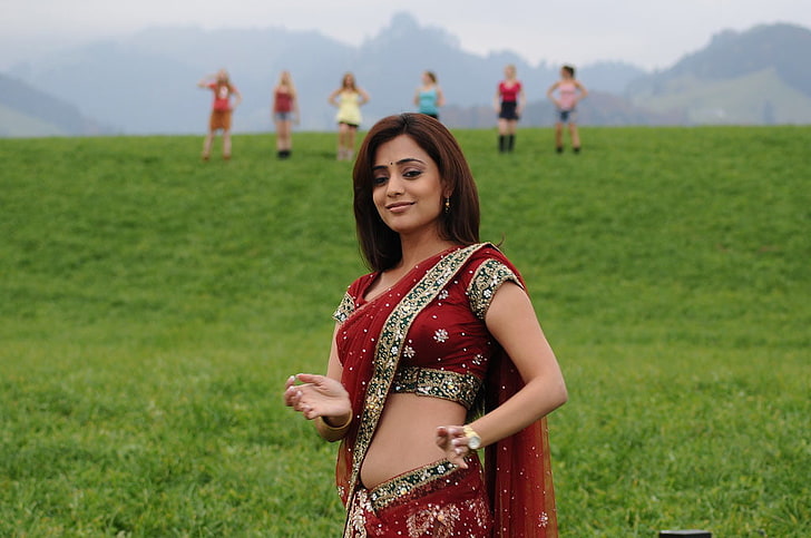 Nisha Agarwal Red, vestido sari con top corto rojo y plateado para mujer, celebridades de Bollywood, celebridades femeninas, bollywood, actriz, Fondo de pantalla HD