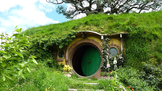 rumah beton coklat dan kuning, alam, lanskap, rumah, Selandia Baru, Hobbiton, pintu, pohon, rumput, bunga, hijau, Wallpaper HD HD wallpaper