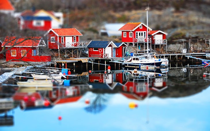 деревенский миниатюрный набор, фотография дома разноцветного цвета у водоема, сдвиг наклона, док, дом, озеро, отражение, Швеция, HD обои