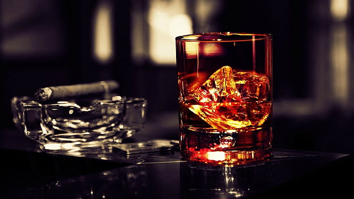 bicchiere di whisky, alcool, whisky, fumo, bicchiere, cubetti di ghiaccio, sigari, whisky, Sfondo HD
