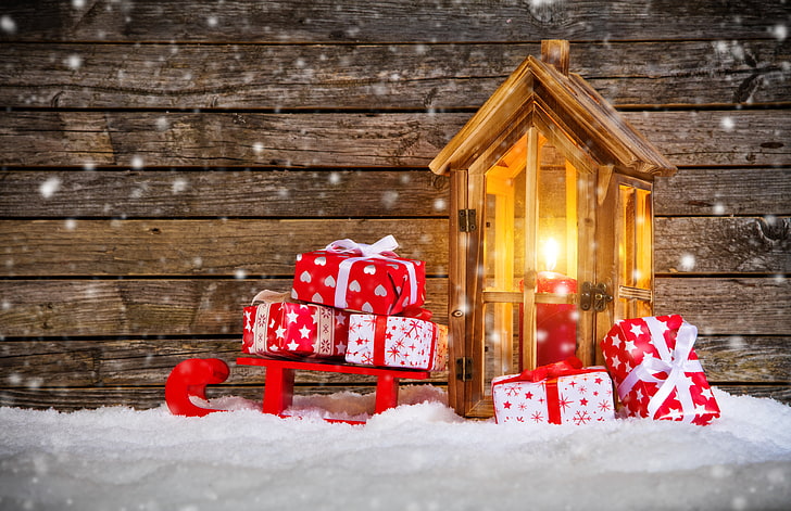 kilka czerwono-białych pudełek na prezenty, śnieg, świeca, Nowy Rok, Boże Narodzenie, latarnia, prezenty, sanki, zima, wesołych świąt, dekoracja, Tapety HD
