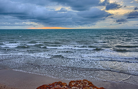 onde dell'oceano martellare la spiaggia sotto il cielo nuvoloso grigio, mare, spiaggia, natura, onda, tramonto, nuvola - Cielo, costa, cielo, estate, acqua, paesaggi, Sfondo HD HD wallpaper