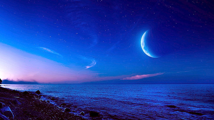 月明かりの下、月明かり、夜空、星、海景、海、地平線、夜、月、半月、青い風景、 HDデスクトップの壁紙