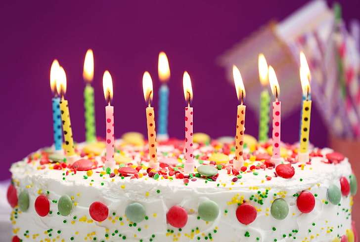 كعكة الفوندان مع الشموع والشموع والكيك والحلوى والديكور سعيد عيد ميلاد، خلفية HD
