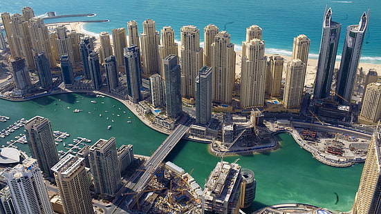 gratte-ciel blanc et gris, photographie aérienne de bâtiments beiges près d'un plan d'eau, paysage urbain, ville, bâtiment, urbain, ville, Dubaï, Fond d'écran HD HD wallpaper