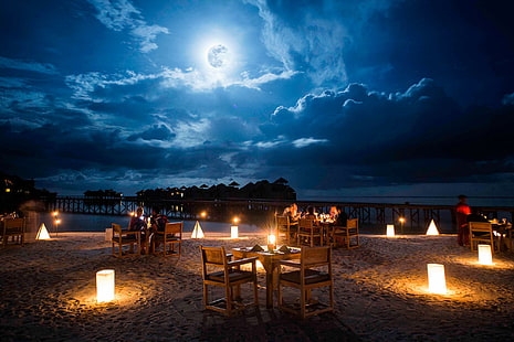 ビーチの2つの月光テーブル、茶色の木製テーブルと椅子の設定、ビュー、島、ホテル、ロマンチック、熱帯、ろうそくの光、リゾート、食事、月明かり、ロマンス、砂、海、食べ物、レストラン、 HDデスクトップの壁紙 HD wallpaper
